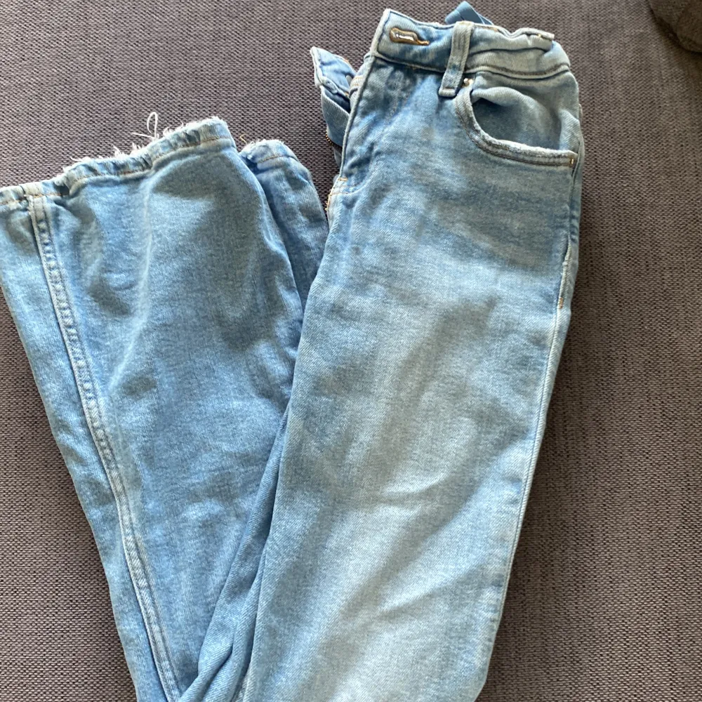 Jag säljer dessa bootcut jeans för dem har blivit för korta, dem är ifrån Gina Young i storlek 146 men har passat mig i längden tills nu och jag är 155. Skriv gärna om ni har några frågor eller vill ha fler bilder💞. Jeans & Byxor.