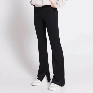 Byxor - Oanvända byxor ifrån lager 157 med prislappen kvar. Ord pris 150kr och hittar de inte på lager 157. Kom privat för fler bilder eller om du har några frågor. Priset går att diskuteras. (Lägger upp igen)