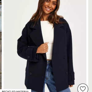 Marinblå kappa - Köpt från vinted men var för stor! Lånade bilder från säljaren. Kontakta vid frågor