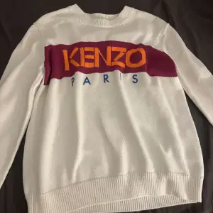 Stickad tröja från Kenzo i storlek M men sitter som S. Endast använd en gång så nyskick.