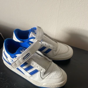 Adidas forum low - Nyligen tvättade, använda till viss del men ej slitna! pris kan diskuteras