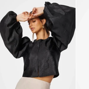 Svart blus med puffärm  - Superfin blus med ballongärmar, säljer då jag aldrig använt den. Lappen är kvar! 