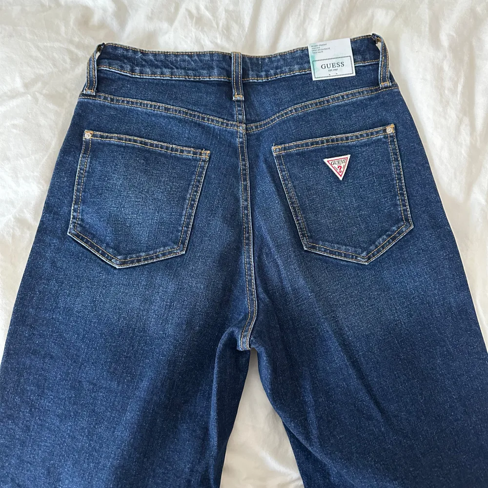 Helt nya och oanvända, raka jeans från Guess!👖✨🩷. Jeans & Byxor.