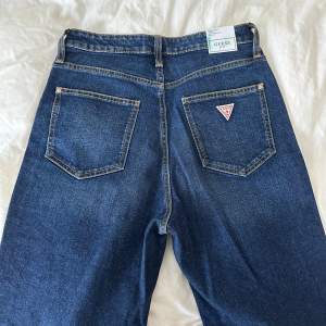 Helt nya och oanvända, raka jeans från Guess!👖✨🩷