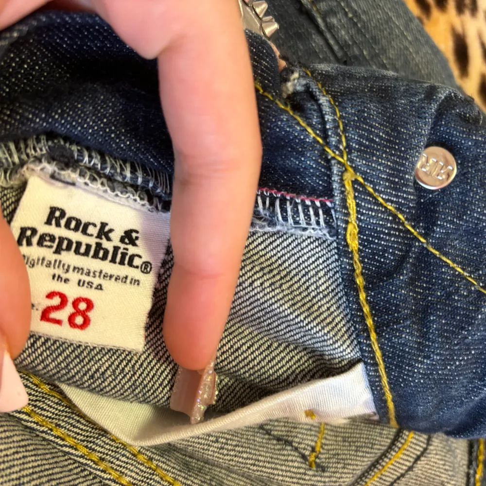 ✰*฿✩‧₊˚ läs gärna köpvillkoren innan köp - FAST PRIS ✰ står W28 men midja: 36 (så mer W26) och innerben: 84 cm. jag är 158 och dem är alldeles för långa, slim bootcut lowrise modell ✰ inga märkbara defekter, i nyskick ✰ skriv vid frågor💋. Jeans & Byxor.
