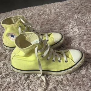 Converse gula strl 34 - Gula Converse i storlek 34 i begagnat skick. Välanvända. Finns fler bilder 😊