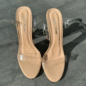 Sommarskor/ klackskor  - Perfekta klackskor för sommaren som passar till allt. Klacken är 10cm ( se bild 4).