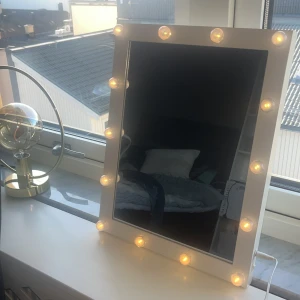 Sminkspegel - Sminkspegel från Clas Ohlsson. Superbra skick, allt fungerar som det ska! Kommer med sladd men kan användas med batterier. Går att ha stående eller på väggen💞mått: 46x36 cm