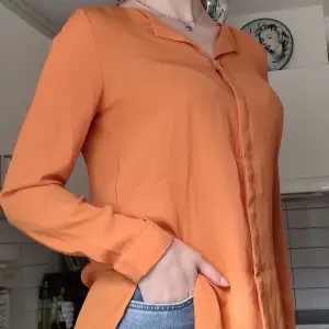 Orange blus/skjorta, stängs med knappar. Knappt använd, normal i storleken. Kom med prisförslag 😊  Material: 100% Polyester. 