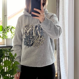 HM x Morris & Co. - Snygg hoodie med broderier från H&M när de hade ett samarbete med Morris & Co. Storlek XS. Använt men fint skick 💞