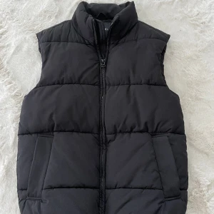 Monki väst strl XS - Fin Monki bäst i bra skick Strl XS motsvarande strl 170 i barn