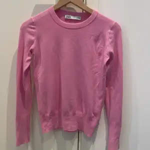 Säljer denna rosa tunn stickade tröjan från Zara i storlek S, för att jag aldrig använder den längre💓