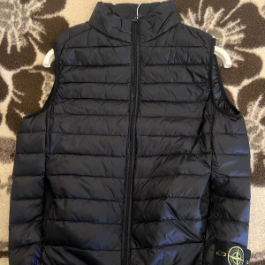 Stone island väst  - Svarta stone island väst. Nypris 2499 kr