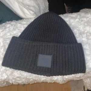 ACNE STUDIOS MÖSSA - Världens skönaste mössa som inte har nån användning av mig pga att jag köpt nya mössor! Den är i storlek 56 fortfarande bra skick köptes förra året 