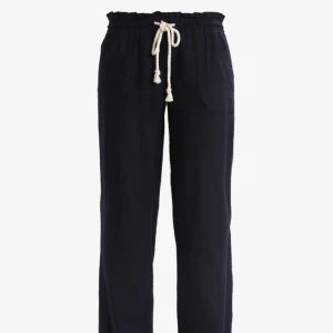 Linnebyxor  - Svarta linnebyxor ifrån Roxy i storlek XS som nästan alltid är slutsålda. Jag köpte byxorna i början av sommaren 2023 men aldrig kommigt till användning, då byxorna är i nyskick!  Skriv för mer frågor💞💞