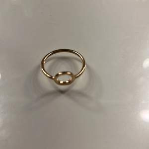 Säljer en jätte fin guld ring med en cirkel i mitten