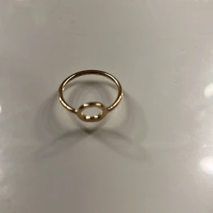 Guld ring - Säljer en jätte fin guld ring med en cirkel i mitten