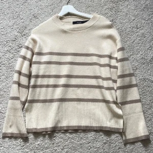 Stickad tröja - Jättefin stickad tröja från veromoda i nästan helt nytt skick, endast använd 1-2 gånger. Inga defekter alls🤍