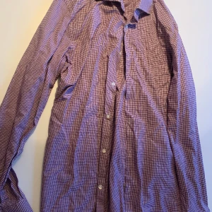 Hugo Boss skjorta slim fit 42 .16 1/2 - Snygg Hugo Boss skjorta i absolut nyskick. Storlek 16 1/2 eller 42 slimfit.