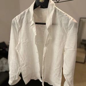 NOHOW - Vit linneskjorta / storlek S - Skjortan är oanvänd, nypris 695kr. Pm för mer bilder och info. 