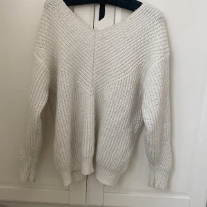 Stickad tröja  - Superfin stickad tröja i fint men använt skick!!💘