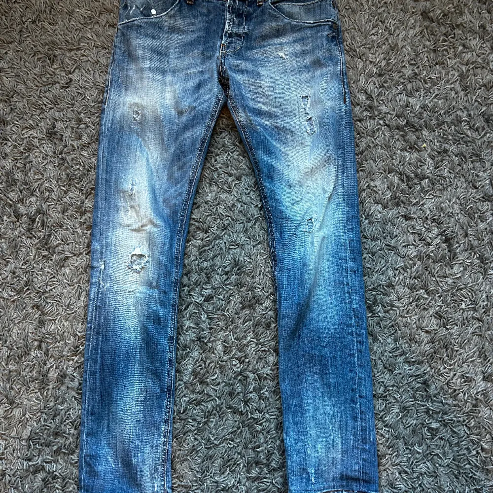 Hej, säljer mina dondup jeans dom är i strl 30 och sitter skit bra säljer då dom ej kommer till användning längre dom är i bra skick med inga defekter för fler bilder hör av er.😊. Jeans & Byxor.