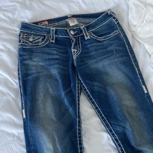 True religion jeans - Säljer mina true religion jeans som är i toppskick, då dom Inte riktigt är min stil. Jeansen är Low rise och bootcut/straight. 
