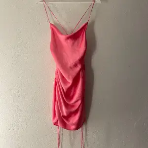 En rosa super din klänning i ”silkes” material från zara. Aldrig använt! 