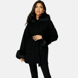 Hollies kate coat - Jättevacker Hollies kappa! De ända defekterna är två knappar som saknas på ena ärmen men det syns ej när pälsen är på. Orginalpriset är 1500kr☺️❤️ köparen står för frakten.