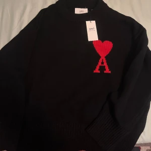 Helt ny ami Paris tröja  - Helt ny och aldrig använd. Fick den i julklapp och den passade tyvärr inte. Storlek S. Nypris 4200kr mitt pris 1799kr med tags kvar. Vid snabb affär kan priset sänkas.