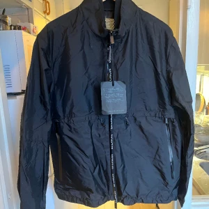 Moncler wind jacket - Moncler vind jacka i storlek S. Säljer för mindre än halva priset. Nypris: 8499 Skick: oanvänd