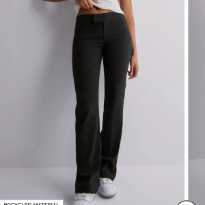 kostymbyxor - intressekoll på mina helt nya och slutsålda kostymbyxor från nelly, fick dom i julklapp aldrig använda endast testade, men fick fel strl och lappen va redan borta, antingen att sälja men kan även tänka mig att byta mot ett par i strl 36 🩷