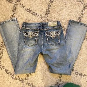 Y2k jeans - Midja: 37,5 cm Benvidd: 20,5 cm Innerbenslängd: 81 cm   Tyvärr inga bilder på då de inte passar mig💞  Pris kan diskuteras vid snabb affär!