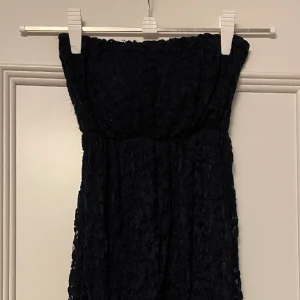 Klänning utan armar - Använd och är liten sliten på vissa ställen men fortfarande bekväm och fin. 
