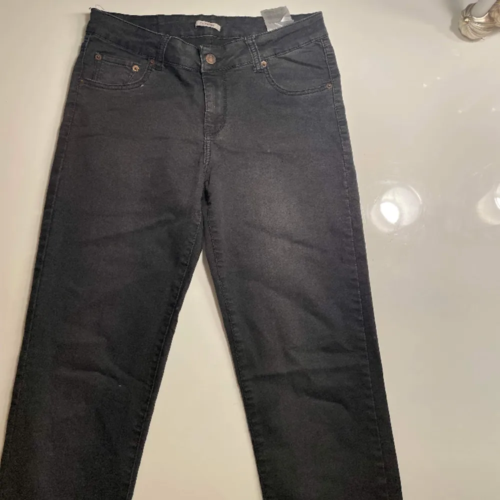 711 skinny jeans från Levis, använda ett fåtal gånger därmed mycket bra skick. . Jeans & Byxor.