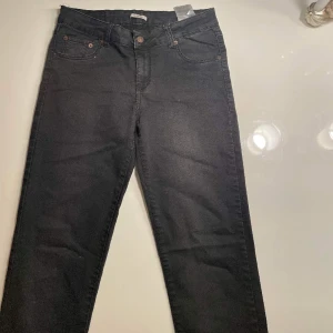 Svarta Levis  jeans - 711 skinny jeans från Levis, använda ett fåtal gånger därmed mycket bra skick. 