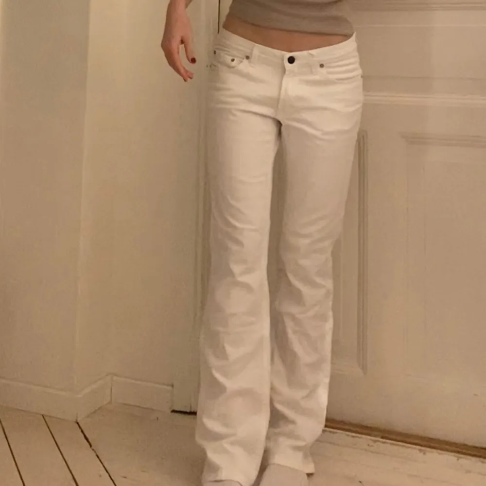 Säljer ett par vita jeans från Filippa K. De är lågmidjade och raka i benen. De har tecken på användning (skriv privat för mer info), men är i bra skick. Jag har i vanliga fall storlek S och är 164cm❤️säljer för att de är för stora❤️. Jeans & Byxor.