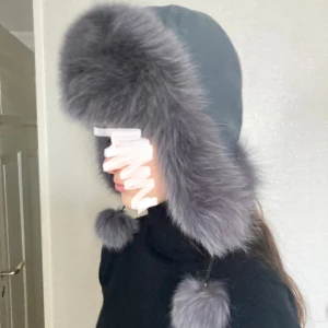 Päls Mössa - Äkta Polar räv pälsmössa i grå med två fluffiga bollar. Håller värmen och är jättesnygg!⭐️