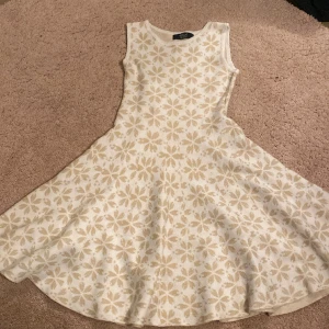 Fin klänning❤️ - En fin klänning med ett mönster❤️ Den är veldigt stretchig men jag skulle nog säga att det är en XS-S💕 Den är från Wish🫶🏻