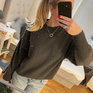 Stickad tröja  - Stickad tröja med pärlor ifrån h&m💘