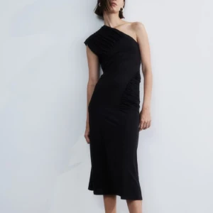 Svart klänning - Svart lite längre klänning från HM. Aldrig använd och har prislappen kvar! 