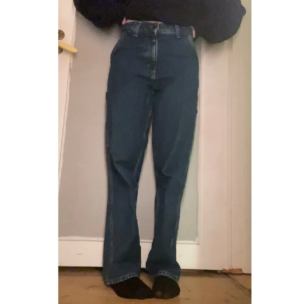 Jeans frpn carhartt i storlek 26x32, sitter perfekt på mig som är en storlek S:) köpt på junkyard för 1400 kr och är i bra skick, lite slitning nere vid hälarna bara. Pris går att diskuteras💕hör av er vid frågor:). Jeans & Byxor.