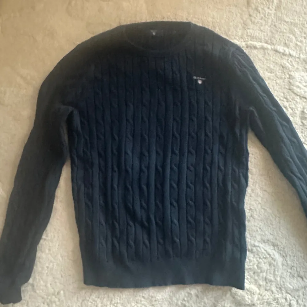 Mörkblå kabelstickad tröja från gant. Köpt på barnavdelningen (170cm) men den borde passa S. Tröjor & Koftor.
