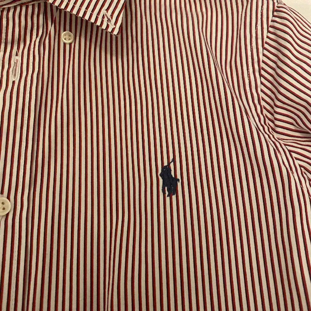 Snygg röd-vit randig skjorta från ralph lauren. Denna är i storleken 18 - motsvarar ca medium! . Skjortor.
