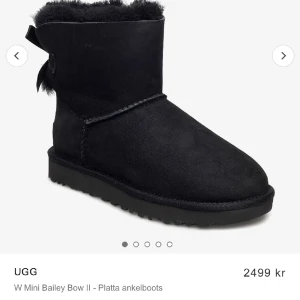 Uggs med rosett - Super fina uggs i storlek 40! Bra skick säljer då de är aningen stora🩷