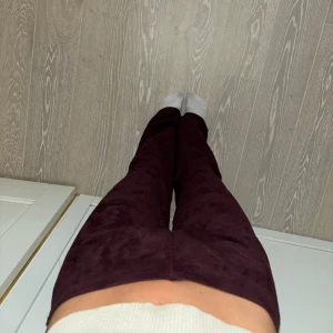 Mörkröda mocka byxor - Helt stört snygga lågmidjade byxor i mörkröd mocka, köpa secondhand och står tyvärr inget märke❤️ Midjemått 38 rakt över, innerbenslängd 82 (jag är 175)