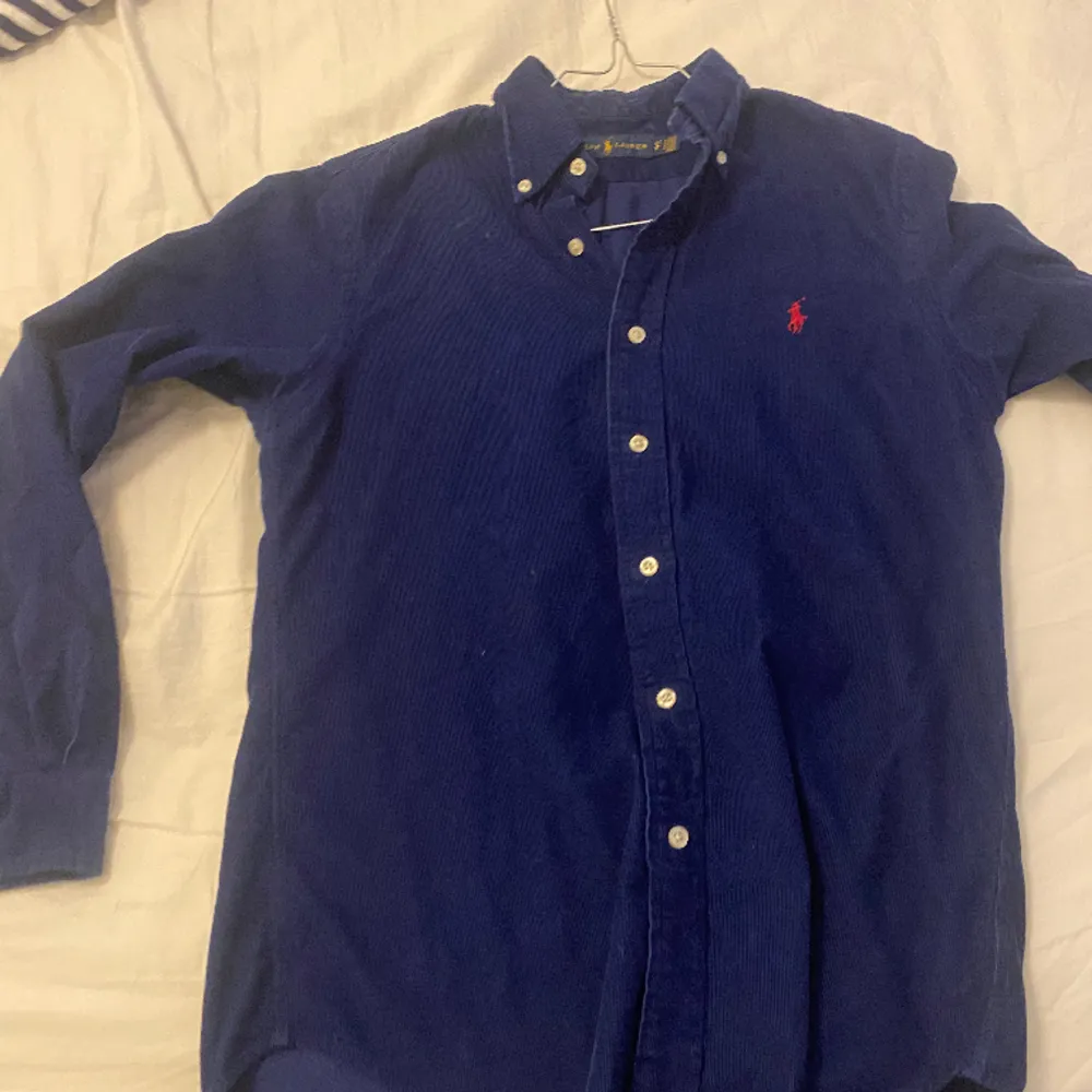 Super snygg manchester skjorta från Ralph Lauren i storleken Xs. Lagom använd men inte alls sliten!. Skjortor.
