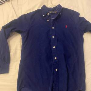 Super snygg manchester skjorta från Ralph Lauren i storleken Xs. Lagom använd men inte alls sliten!