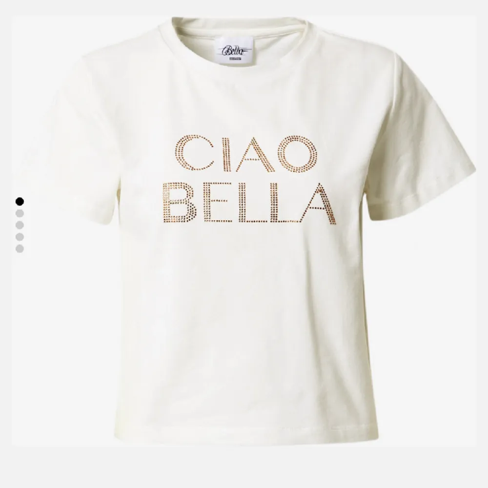 95% bomull, 5% elasten!😍 Från Bella Hadids kollektion på ”About you”! skit snygg tröja som tyvärr inte kommer till användning! . T-shirts.