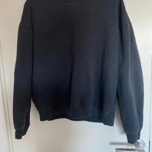 Sweatshirt  - Svart sweatshirt som ej kommer till användning. 